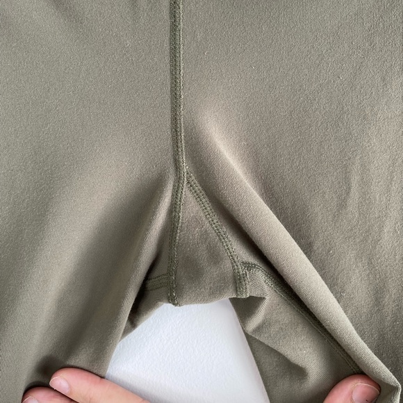 Lululemon Reversible Cropped Yoga Pant - Picture 5 of 10